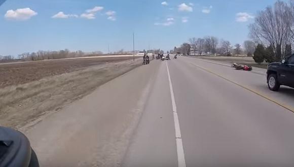Motociclista se salva de ser atropellado por un camión [VIDEO]