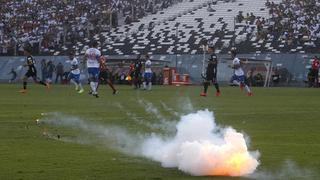 Colo Colo vs. Universidad Católica se suspendió luego de la explosión de un proyectil cerca del jugador Nicolás Blandi