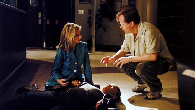 Joss Whedon dirigiendo un episodio de "Buffy, la cazavampiros". (Foto: WB)