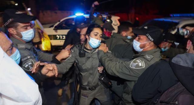 Las fuerzas de seguridad israelíes chocan con los manifestantes durante una manifestación contra el primer ministro israelí, Benjamin Netanyahu, frente a la residencia oficial del Primer Ministro en Jerusalén. (Foto: AFP / Menahem KAHANA).