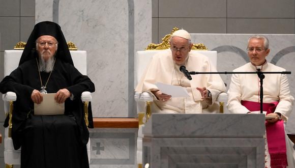 El patriarca ecuménico de Constantinopla Bartolomé I y el papa Francisco rezan por la paz en la catedral de Nuestra Señora de Arabia en Awali, al sur de la capital de Bahrein, Manama, el 4 de noviembre de 2022. (Foto de VATICAN MEDIA / AFP)