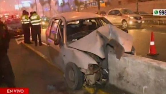 En San Borja, un hombre murió luego de que el auto en que viajaba se estrellara contra un muro de contención. (América TV)