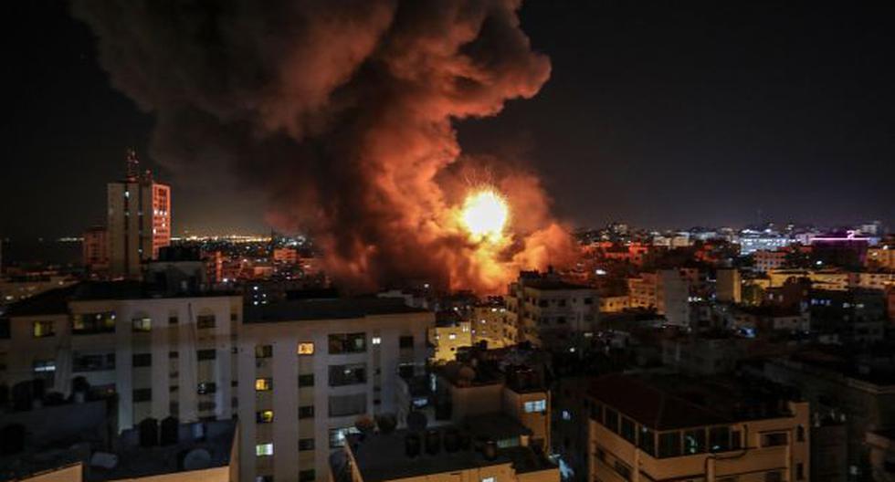 Vista del fuego y el humo sobre el edificio de seguridad interna del Ministerio del Interior de Hamas después de que fuera impactado durante un ataque aéreo israelí en la Ciudad de Gaza. (Foto: EFE)