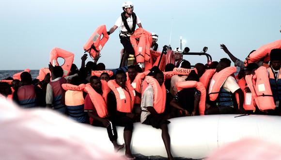 La ONG SOS Méditerranée publicó imágenes de algunos de los inmigrantes rescatados del Aquarius. (Reuters).