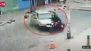 San Juan de Miraflores: policías embisten a dos delincuentes que huían a bordo de una moto | VIDEO