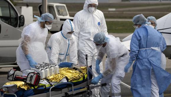 El personal médico del hospital carga a los pacientes con enfermedad Covid-19 en un avión para ser evacuados en el aeropuerto de Avignon, Francia. (Foto: EFE / EPA / GUILLAUME HORCAJUELO).