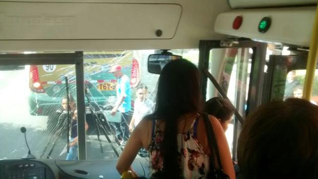 Bus del Corredor Azul chocó contra ómnibus interprovincial - 1