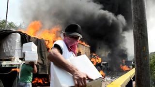 Venezuela: molotov lanzada por opositor habría quemado camiones con ayuda | VIDEO