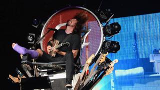Líder de Foo Fighters sube al escenario con pierna fracturada