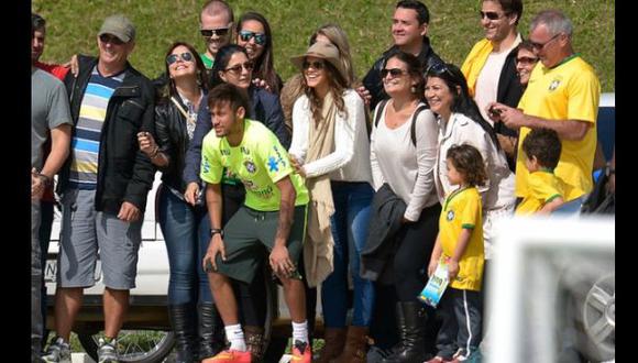 Neymar entrenó bajo atenta mirada de su novia Bruna Marquezine