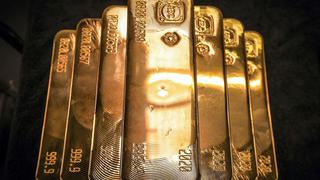 Precios del oro suben impulsado por un dólar más débil