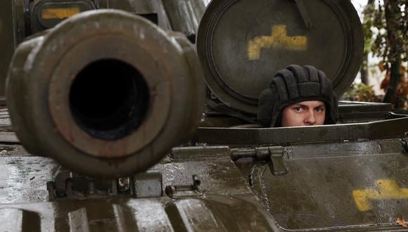 Un soldado ucraniano mira desde un obús autopropulsado 2S1 Gvozdika en la línea del frente en la región de Donetsk el 10 de octubre de 2022 cuando las fuerzas rusas lanzaron hoy al menos 75 misiles contra Ucrania, con ataques fatales dirigidos a la capital Kiev y ciudades en el sur y oeste. (Foto de Anatolii STEPANOV / AFP)