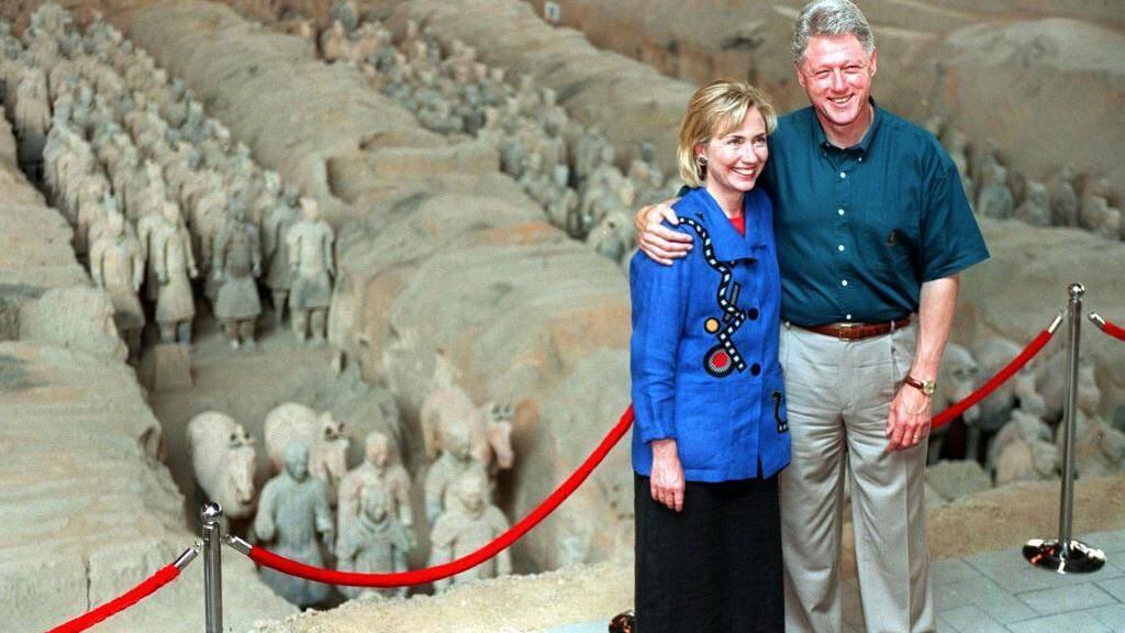 El expresidente de Estados Unidos visitó la excavación en junio de 1998. (GETTY IMAGES).