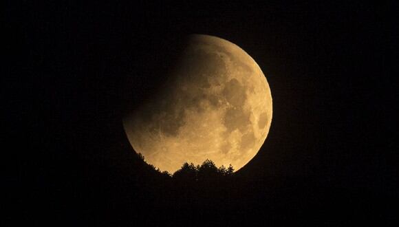 El satélite de la Tierra durante un eclipse lunar penumbral en Skopje, el 16 de mayo de 2022 (Foto: Robert Atanasovski / AFP)