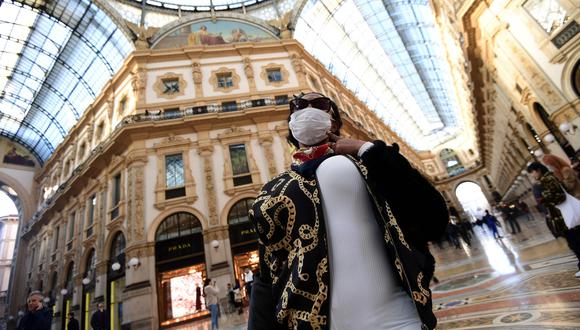 Una turista con mascarilla facial protectora contra el coronavirus camina en la Galería Vittorio Emanuele II, en el centro de Milán. (AFP / Miguel MEDINA).