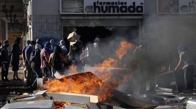 Las protestas sociales llegaron este miércoles al centro comercial Costanera Center, la puerta de entrada al distrito financiero y las zonas acomodadas de Santiago, hasta ahora indemnes de las manifestaciones que sacuden Chile. (Foto: Reuters).
