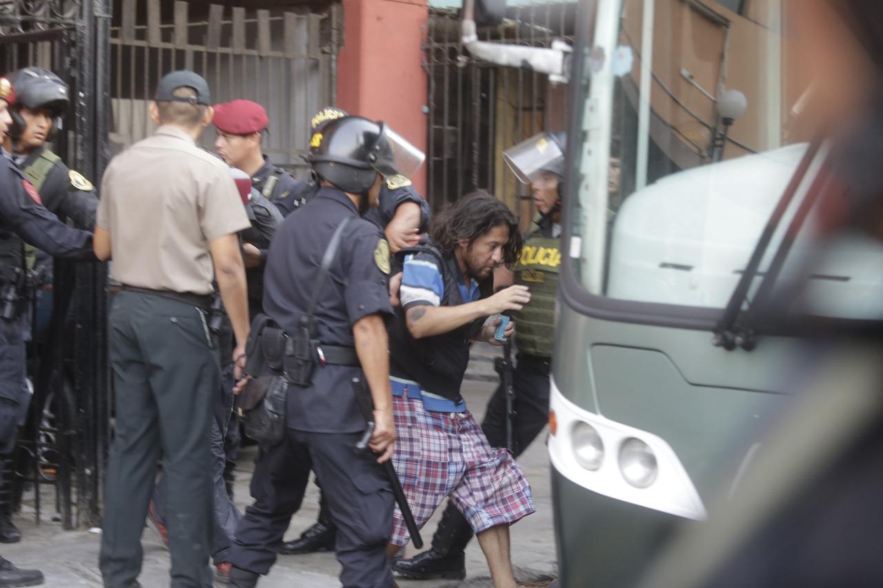 En total fueron 140 detenidos que fueron trasladados en buses de la PNP a la comisaría de la avenida Alfonso Ugarte (Fotos: José Caja)