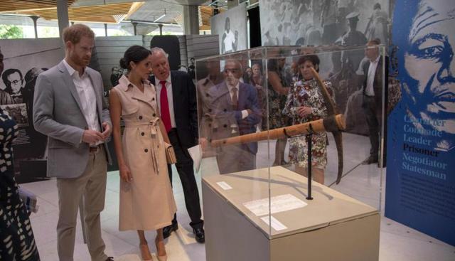 Los duques de Sussex asistieron a la inauguración en Londres la exposición "Nelson Mandela Centenary Exhibition" en honor a Mandela, fallecido en el 2013. (AFP)