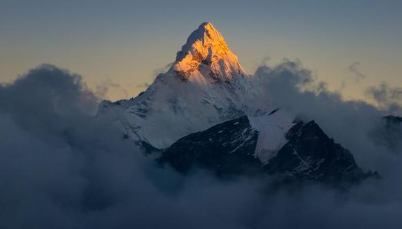 La cumbre del Monte Everest está a 8.848 metros.