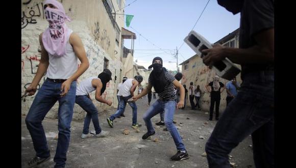 Policía israelí y palestinos se enfrentan en Jerusalén