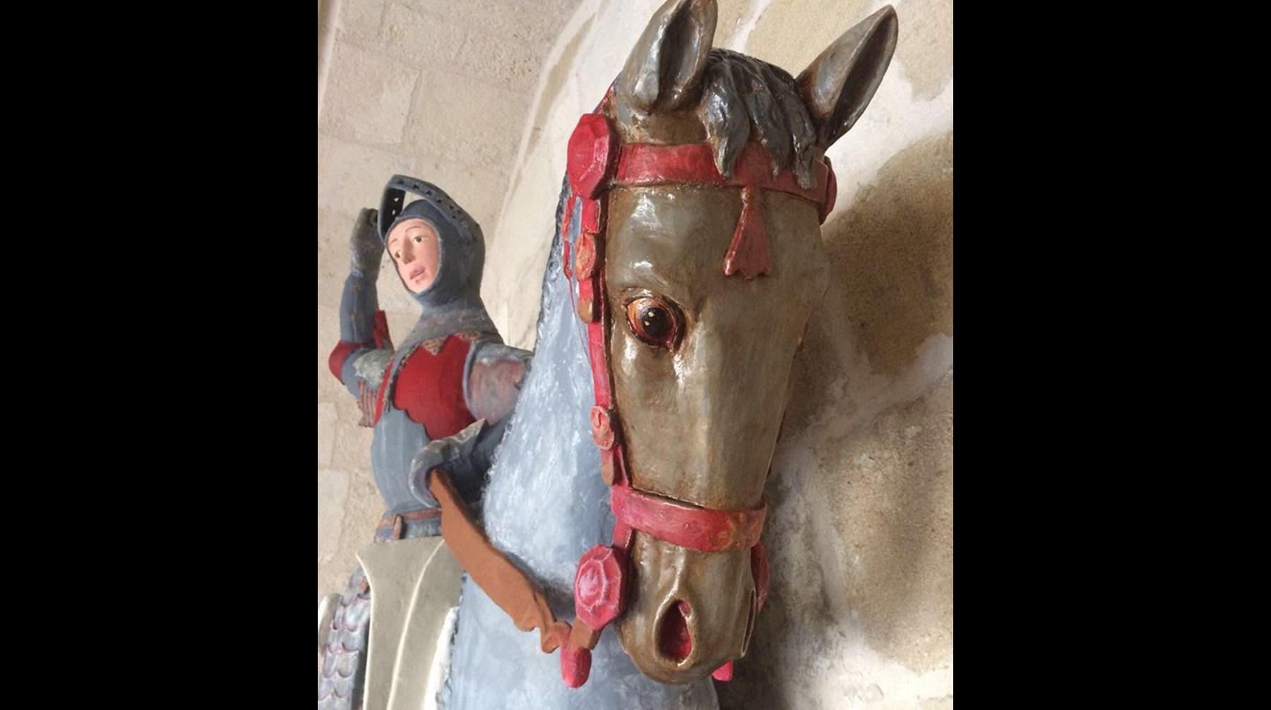 Este tallado de San Jorge es el nuevo "Ecce Homo" por la descuidada restauración a la que fue sometido. (Fotos: Facebook)
