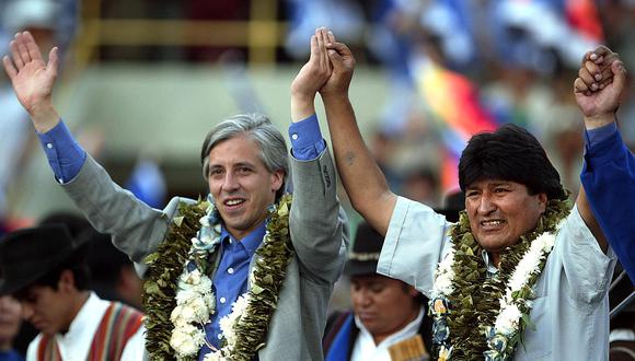 Evo Morales ascendió al poder en Bolivia tras vencer en los comicios del 2005. En la imagen aparece festejando junto a Alvaro García Linera, su vicepresidente durante estos casi 14 años de mandato y actualmente asilado en México junto a Morales. (AFP)