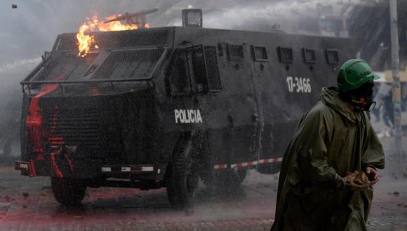 Un manifestante choca con la policía antidisturbios durante una protesta contra el gobierno del presidente colombiano Iván Duque, frente a la Universidad Nacional en Bogotá, el 28 de abril de 2022. (Foto referencial de Raúl ARBOLEDA / AFP)