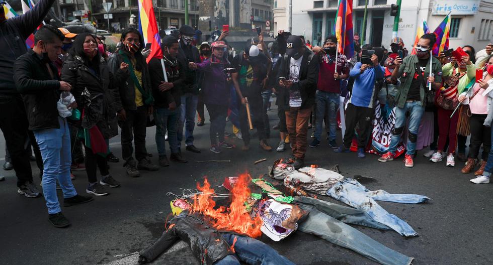 Manifestantes en La Paz queman muñecos de la presidenta Jeanine Áñez y los ministros de Educación e Interior. Exigen mejores respuestas ante el virus. (Foto: Juan Karita / AP)