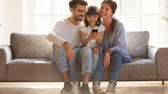 Padres e hijos deben ponerse de acuerdo sobre cuál es el mejor momento para tener un celular. (Foto: Getty)