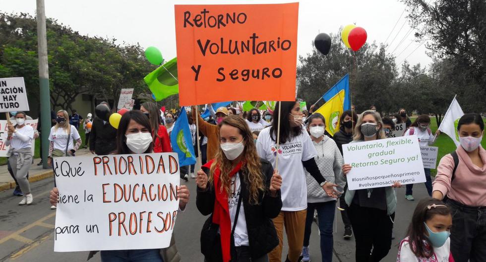 Cientos de personas marcharon esta mañana hacia el Ministerio de Educación para exigir un plan de retorno voluntario, flexible y seguro al colegio. (Foto: Diana Marcelo/GEC)
