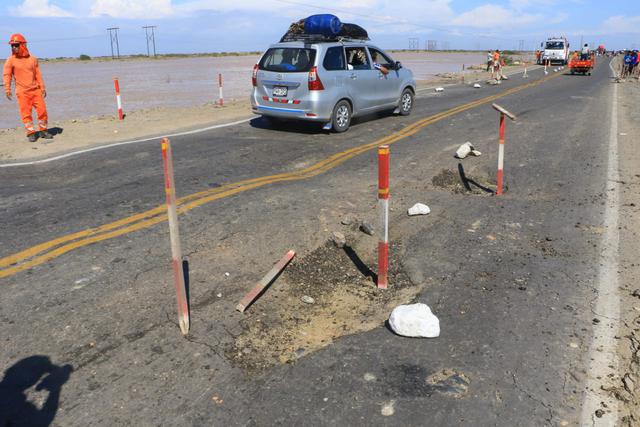 Tránsito restringido en la Panamericana Norte, a la altura del kilómetro 829, en la vía que une Lambayeque y Piura. (Foto: Johnny Aurazo)