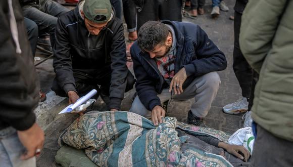Un palestino identifica a un familiar muerto en un bombardeo israelí frente a la morgue del hospital Al-Shifa en la ciudad de Gaza. (Foto de AFP)