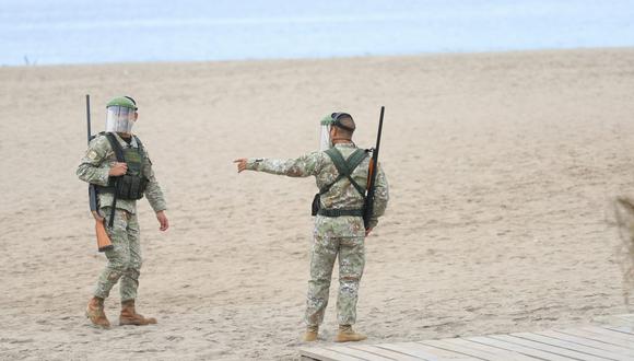 Playas de Lima lucen resguardadas por la Policía y el Ejército tras la disposición de mantenerlas cerradas. (Foto: Eduardo Cavero/ @photo.gec)