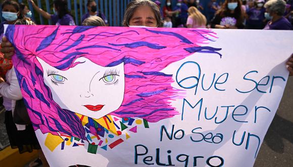 Imagen de archivo | Una mujer participa en una manifestación para exigir justicia para las víctimas de feminicidio en San Salvador, el 25 de noviembre de 2022, durante el Día Internacional de la Eliminación de la Violencia contra la Mujer. (Foto de Marvin RECINOS / AFP)