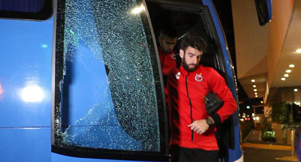 Hinchas del Monarcas Morelia atentan contra bus del Veracruz. (Foto: captura)