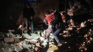 Muertos en cada esquina en la ciudad siria de Jindires tras el terremoto de magnitud 7,8