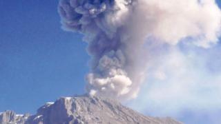 Volcán Ubinas registró nueva explosión y emisión de cenizas