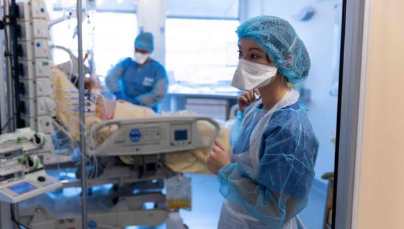 Las enfermeras atienden a un paciente infectado por el virus Covid-19 en una unidad de cuidados intensivos del Hospital Pitie-Salpetriere de París. (Foto: Thomas SAMSON / AFP).