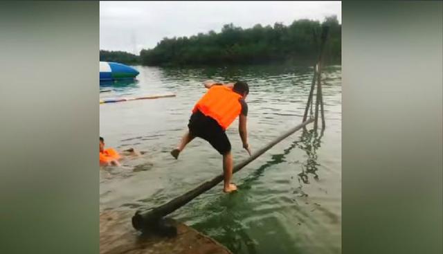 El muchacho perdió el equilibrio y se cayó al lago. (YouTube: ViralHog)