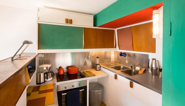 En los espacios de almacenamiento de la cocina se utilizaron tonos vivos. Se utilizaron revestimientos de madera, concreto y acero. (Foto: Philipp Mohr Design)