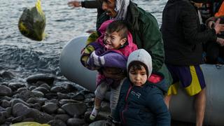 Muere un niño mientras miles intentan cruzar frontera griega | FOTOS