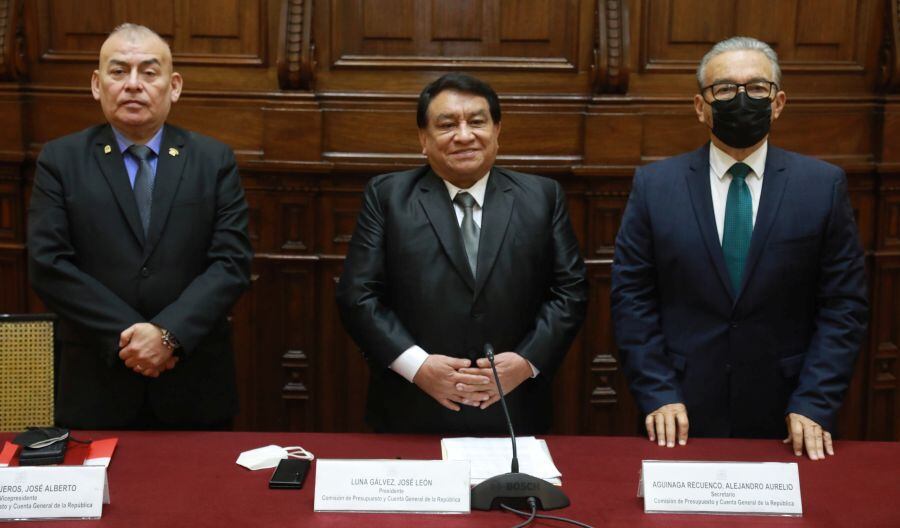 José Arriola, de Acción Popular (izquierda), es el vicepresidente de la Comisión de Presupuesto del Congreso. Alejandro Aguinaga, de Fuerza Popular (derecha), es el secretario del grupo. José Luna, de Podemos Perú (al centro), es el presidente.