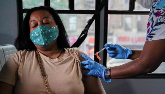 Una persona recibe una dosis de la vacuna Pfizer-BioNTech para la enfermedad del coronavirus (COVID-19), en un sitio de inoculación móvil en el distrito del Bronx de la ciudad de Nueva York, Nueva York, EE. UU. (Foto: REUTERS / David 'Dee' Delgado /archivo).