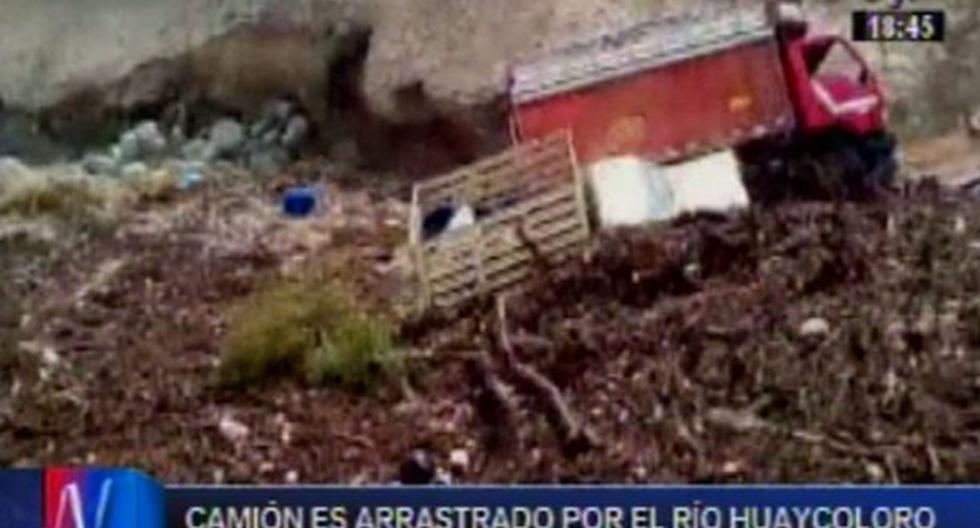 El camión estaba cargado con los barriles que la gente, arriesgando sus vidas, comenzó a recoger posteriormente en las inmediaciones del puente Huaycoloro. (Foto: Captura)