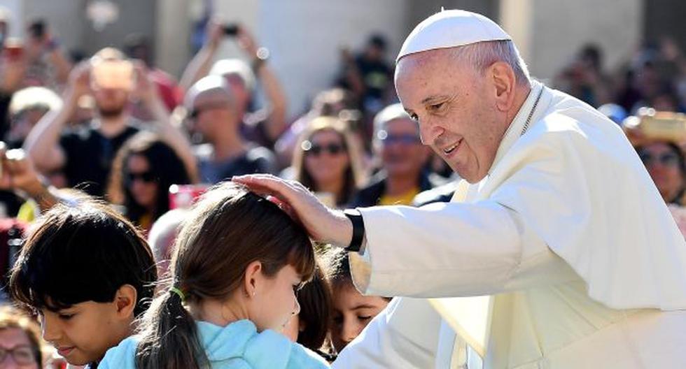 El papa Francisco bendice a una niña durante su tradicional audiencia semanal en la Plaza de San Pedro del Vaticano. (Foto: EFE)