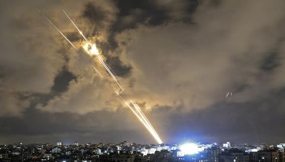 Cohetes son lanzados hacia Israel desde la ciudad de Gaza, controlada por el movimiento palestino Hamas, el 20 de mayo de 2021. (Foto de MAHMUD HAMS / AFP).