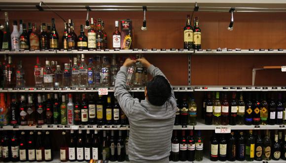 Las autoridades de Ecuador clausuraron 19 licorerías donde se encontró "indicios de la presencia" de alcohol adulterado. (Referencial: Reuters)
