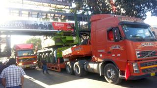 Arequipa: camión que llevaba parte de grúa se atascó en puente peatonal