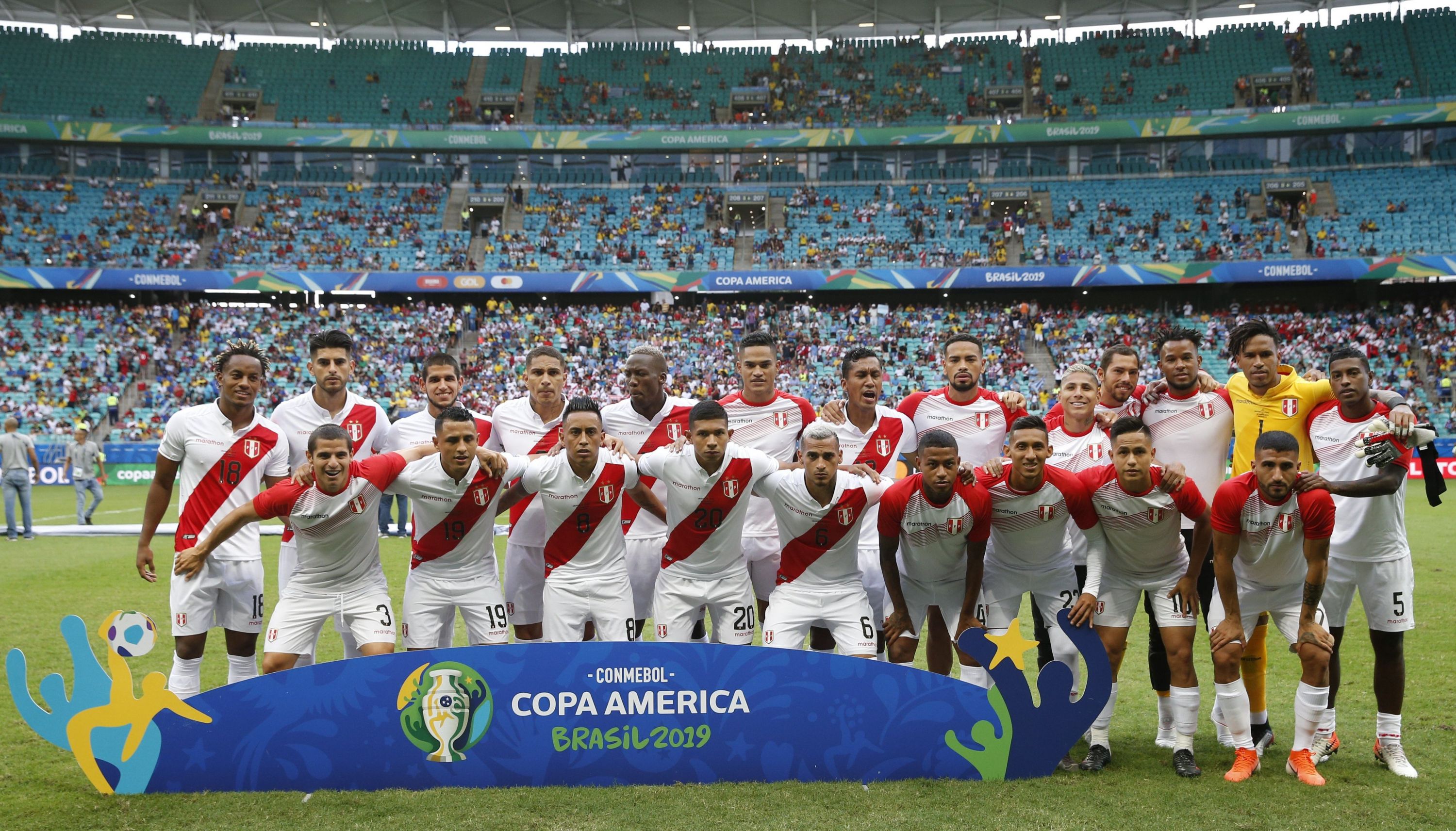 Perú vs. Uruguay EN VIVO: Paolo Guerrero llamó a todo el plantel para la foto oficial en el Arena Fonte Nova. (Foto: AFP)