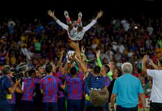 Emotiva despedida: Dani Alves fue lanzado por los aires por los futbolistas del Barcelona | VIDEO
